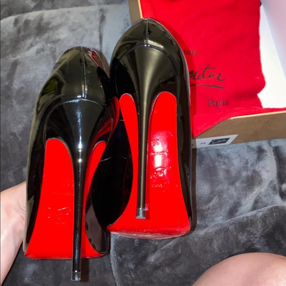 Louboutin so Kate red bottoms